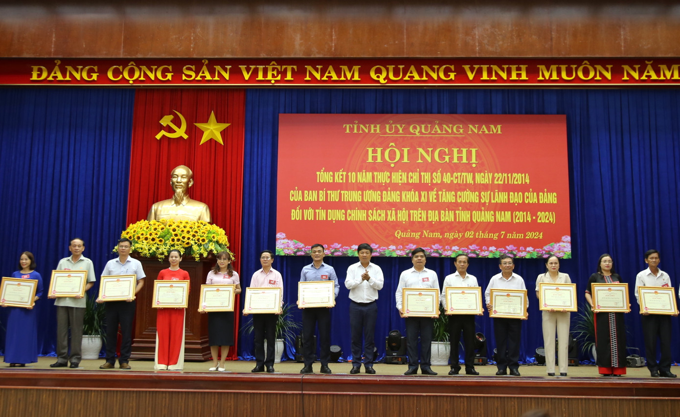 Nhiều cá nhân nhận bằng khen tại hội nghị. Nhiều cá nhân nhận bằng khen tại hội nghị.