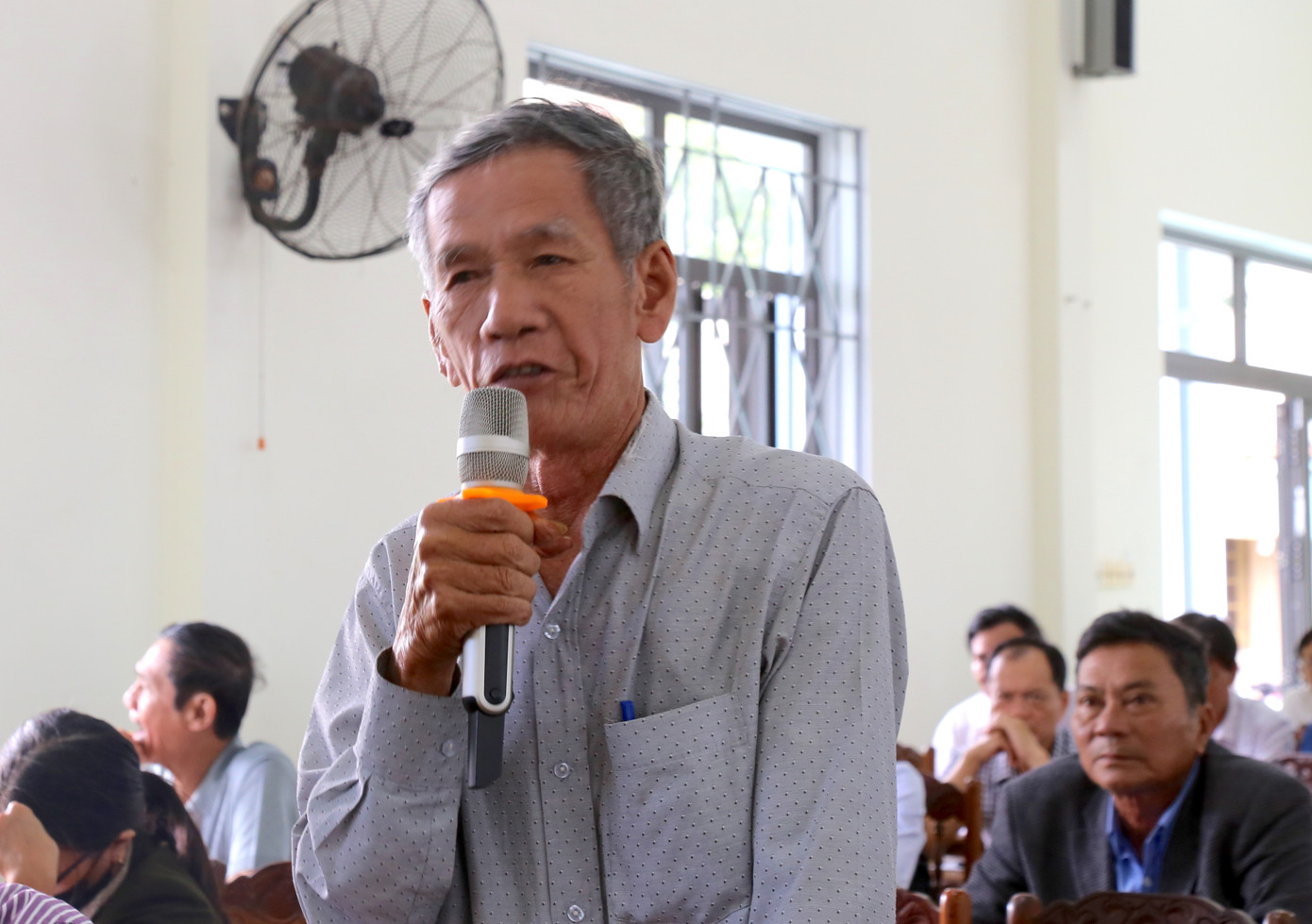 Cử tri nêu ý kiến.