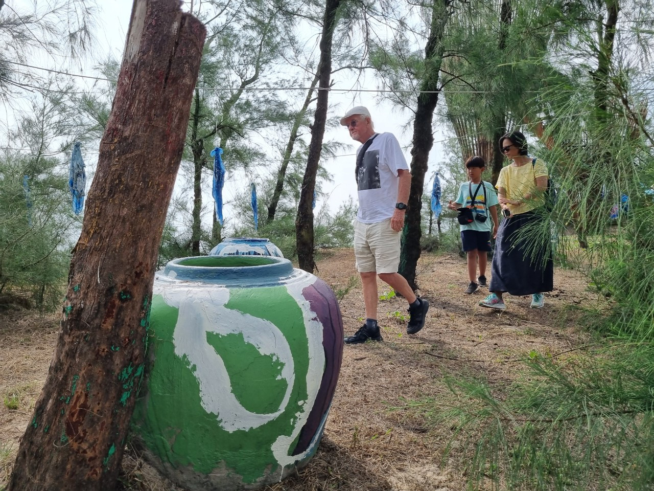 Du khách tham quan tại làng bích họa. Du khách tham quan tại làng bích họa.