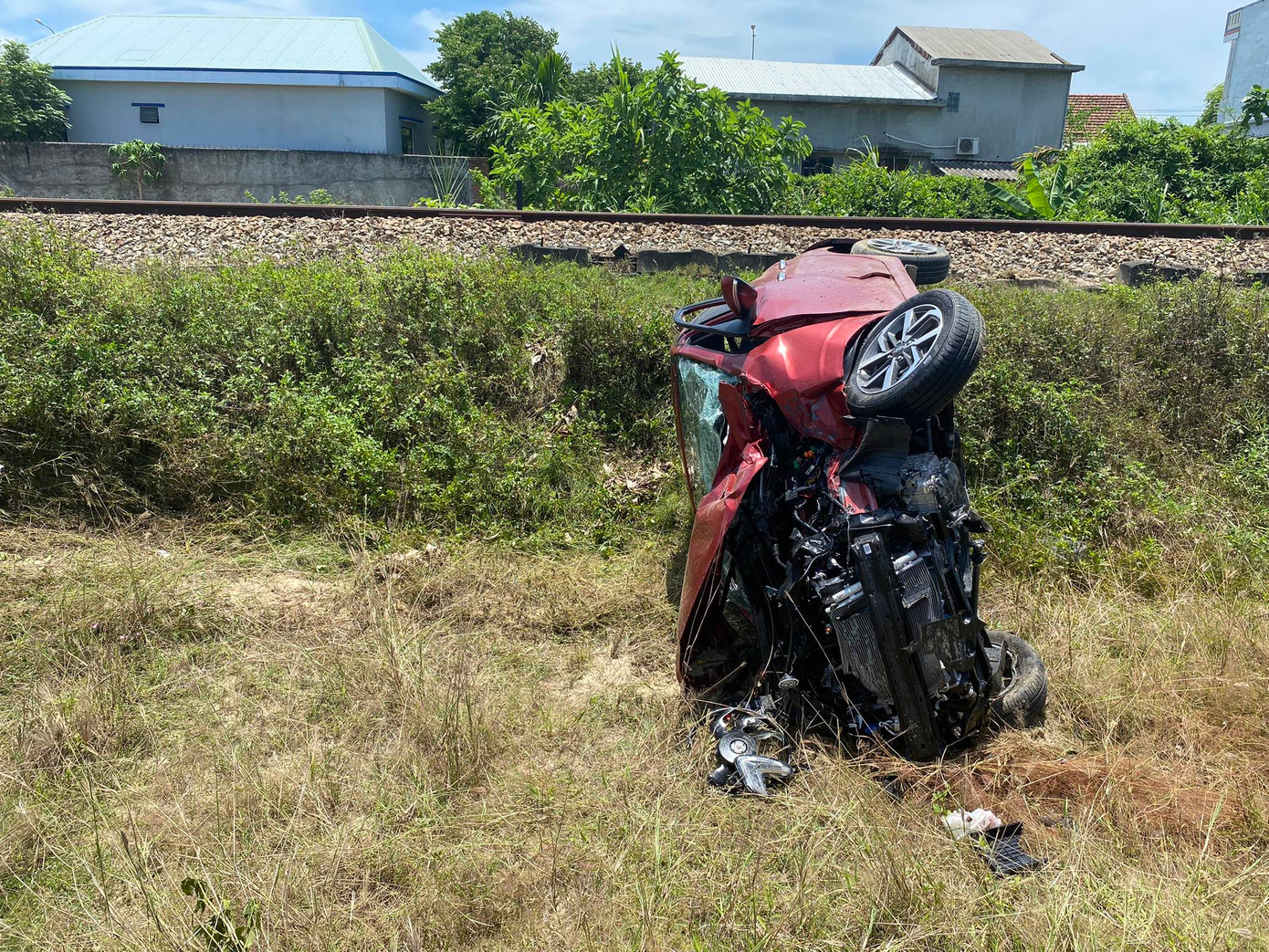 Hiện trường xe ô tô 4 chỗ bẹp dúm sau va chạm với tàu hoả. Hiện trường xe ô tô 4 chỗ bẹp dúm sau va chạm với tàu hoả.