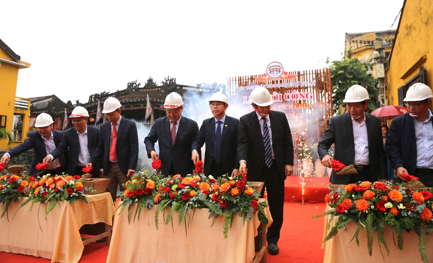 Sáng 28/12, UBND TP. Hội An, Quảng Nam tổ chức khởi công dự án tu bổ di tích chùa Cầu (Lai Viễn Kiều). Dự án do Trung tâm Quản lý bảo tồn Di sản văn hóa Hội An thực hiện quản lý với kinh phí hơn 20 tỷ đồng và được thực hiện trong 2 năm. Cơ quan Hợp tác quốc tế Nhật Bản cũng cử chuyên gia đến tham gia hỗ trợ tu bổ.