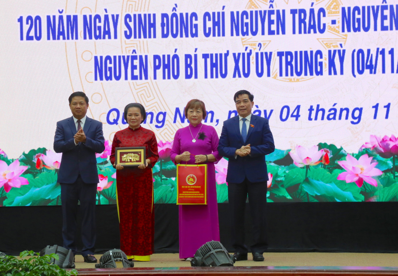 Lãnh đạo tỉnh Quảng Nam tặng quà lưu niệm cho thân nhân nguyên Bí thư Tỉnh ủy Quảng Nam, nguyên Phó Bí thư Xứ ủy Trung kỳ Nguyễn Trác. Lãnh đạo tỉnh Quảng Nam tặng quà lưu niệm cho thân nhân nguyên Bí thư Tỉnh ủy Quảng Nam, nguyên Phó Bí thư Xứ ủy Trung kỳ Nguyễn Trác.