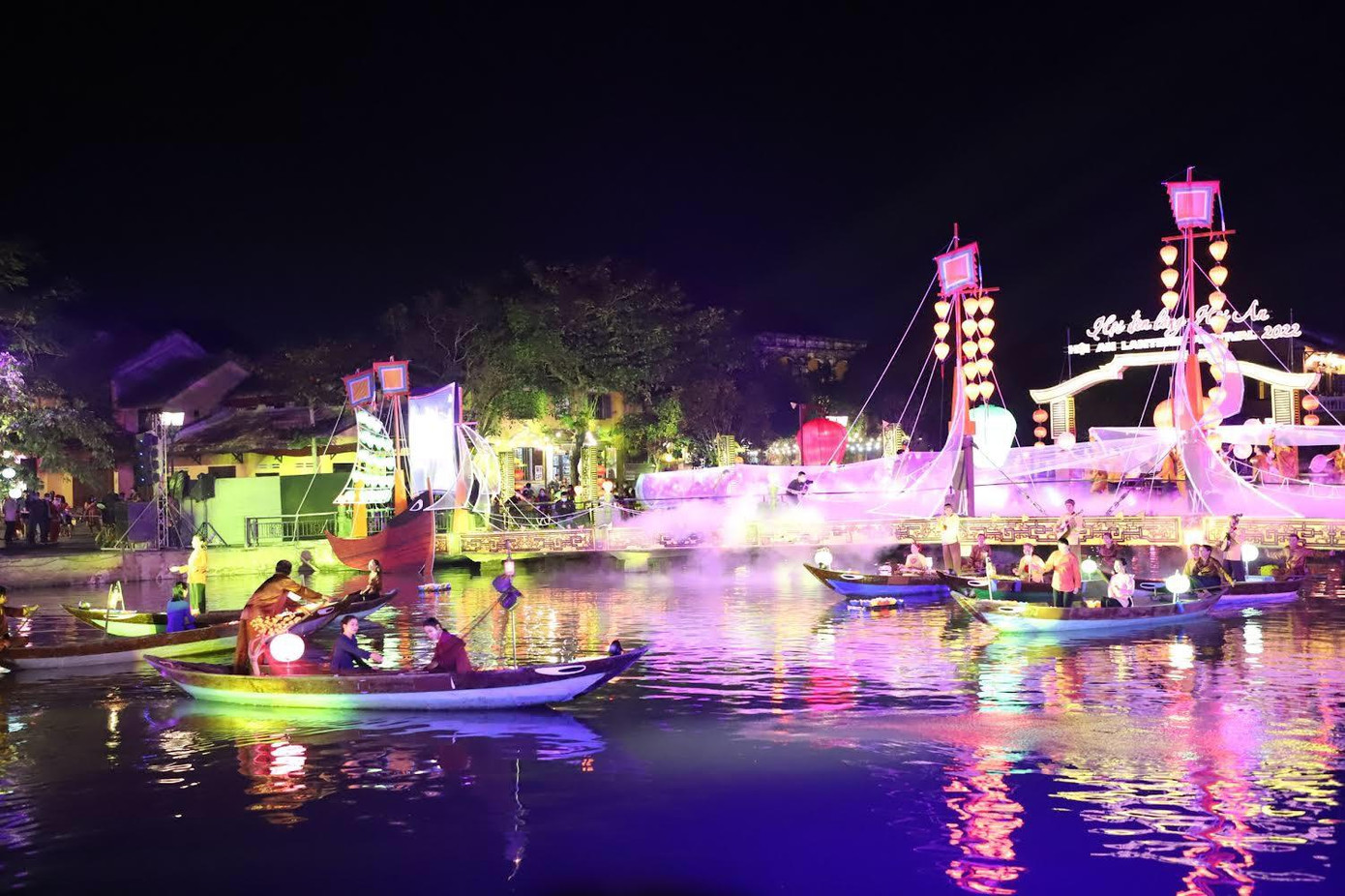 Tại khu vực cầu An Hội, phường Minh An lễ hội lồng đèn. Tại khu vực cầu An Hội, phường Minh An lễ hội lồng đèn.