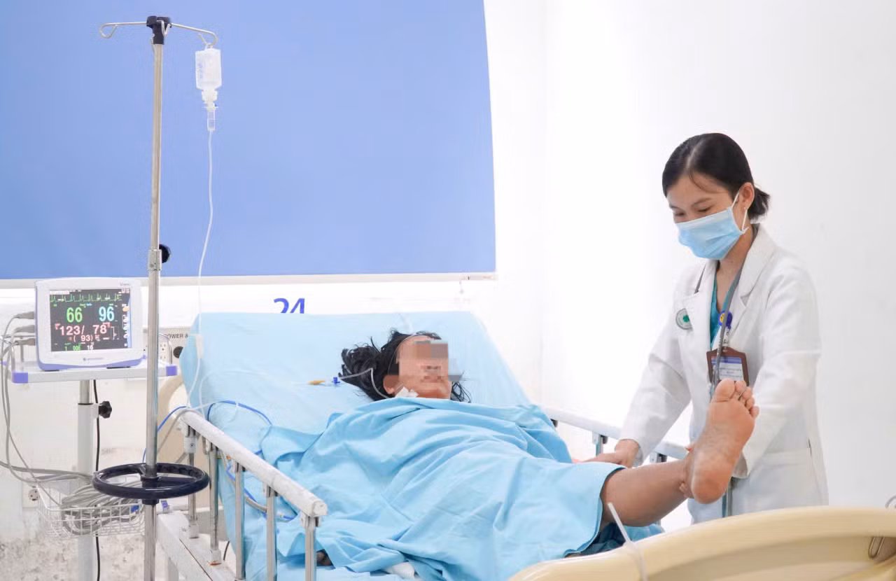 Người phụ nữ nhập viện cấp cứu vì ngộ độc nặng sau khi ăn cá nóc. Ảnh: BVCC Người phụ nữ nhập viện cấp cứu vì ngộ độc nặng sau khi ăn cá nóc. Ảnh: BVCC