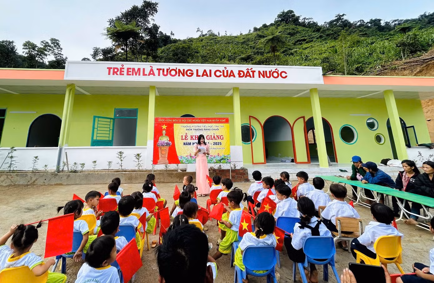 Năm nay cô trò đã đươc học ở ngôi trường mới khang trang. Năm nay cô trò đã đươc học ở ngôi trường mới khang trang.