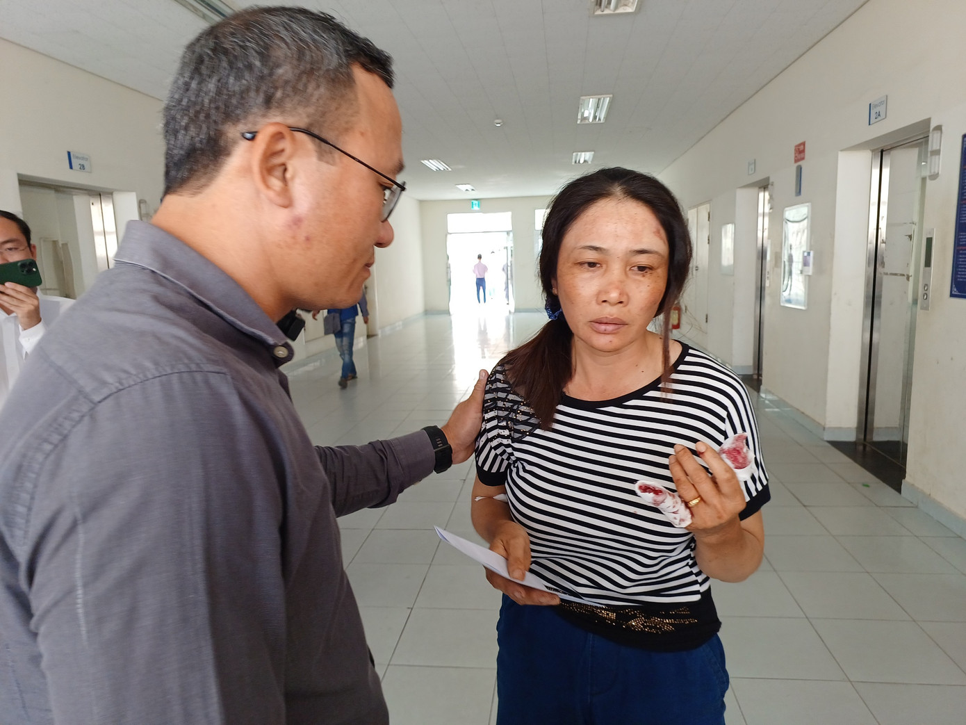 Đoàn công tác Ủy ban An toàn giao thông quốc gia thăm hỏi các nạn nhân vụ tai nạn. Đoàn công tác Ủy ban An toàn giao thông quốc gia thăm hỏi các nạn nhân vụ tai nạn.