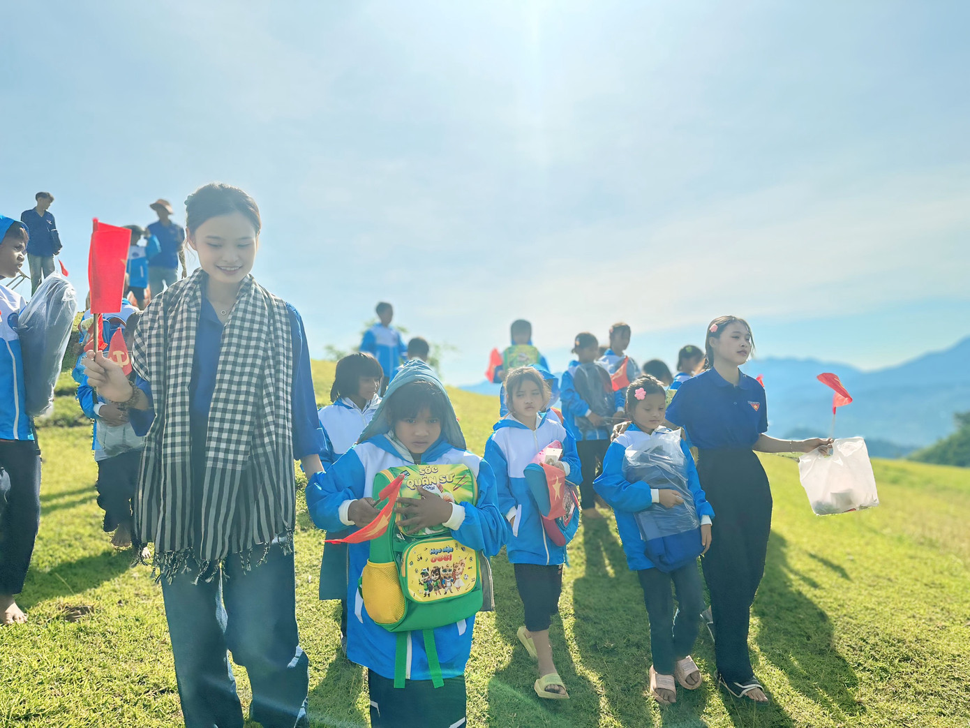 Những khoảnh khắc đáng nhớ cùng các em nhỏ vùng cao. Những khoảnh khắc đáng nhớ cùng các em nhỏ vùng cao.