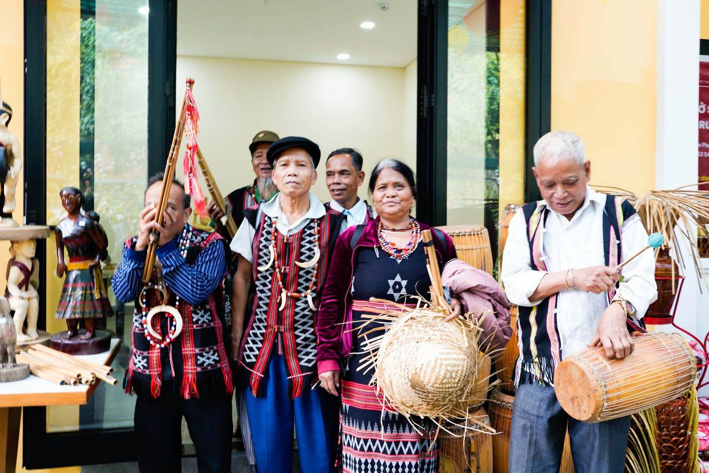 Du khách và người dân háo hức trải nghiệm các hoạt động.