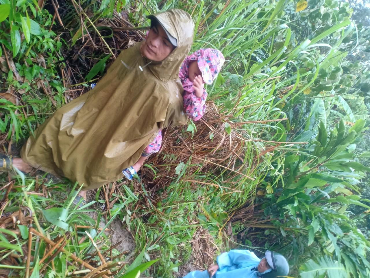 Người dân di chuyển khỏi vùng nguy hiểm. Người dân di chuyển khỏi vùng nguy hiểm.