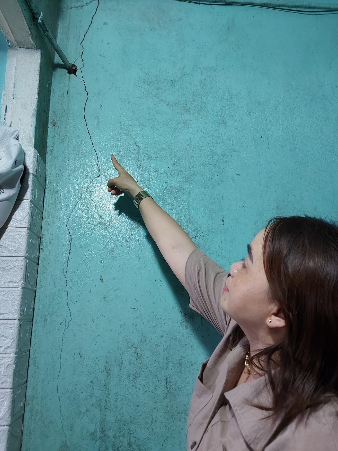 Ông Hoàng Ngọc Phong, trưởng thôn Sâm Linh Tây cho hay, qua khảo sát sơ bộ có khoảng hơn 10 nhà dân bị hư hỏng. Người dân cho rằng, nhà của họ hư hỏng do ảnh hưởng của quá trình thi công dự án sửa chữa, nâng cấp khu neo đậu tránh trú bão cho tàu cá An Hòa.