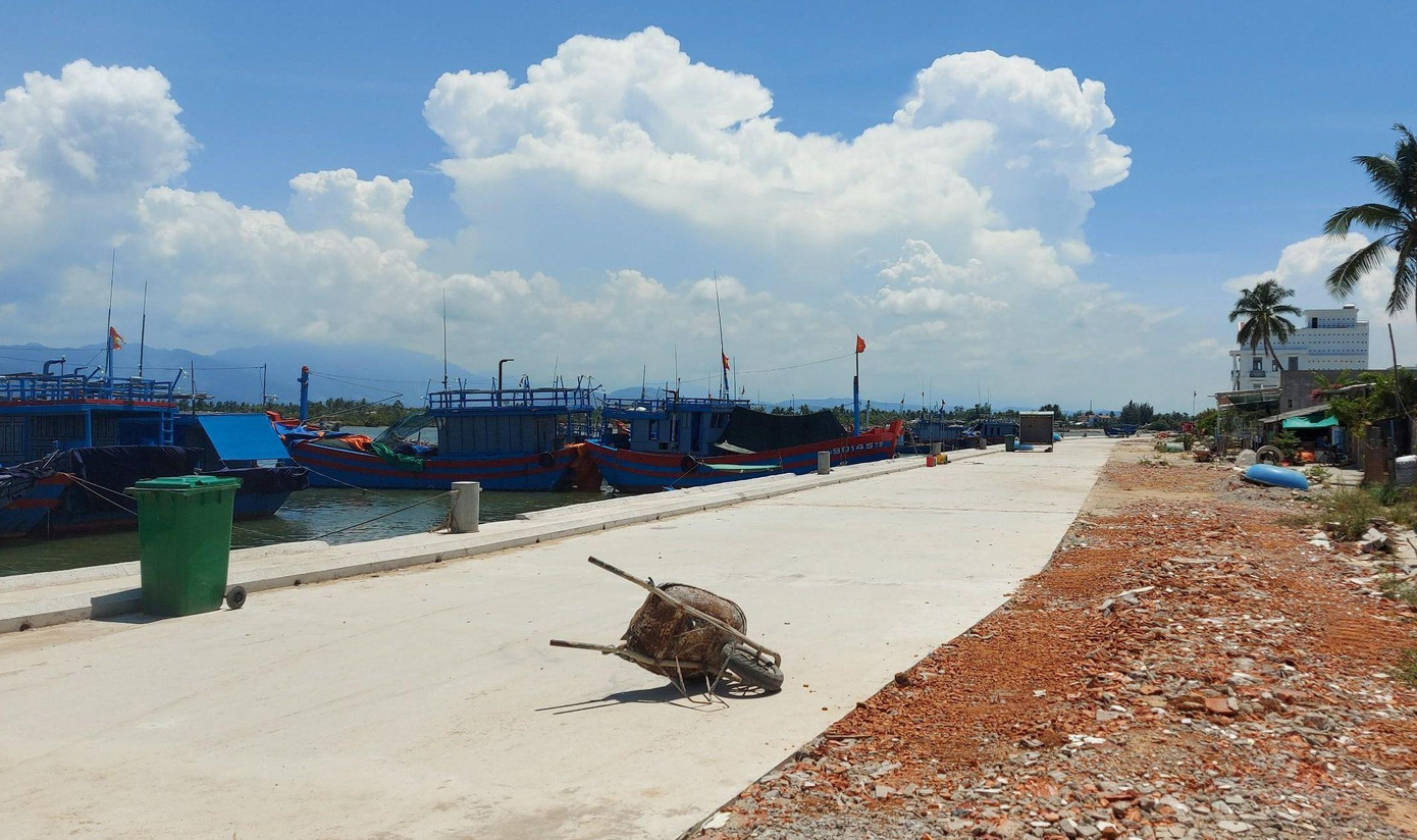 Dự án sửa chữa, nâng cấp khu neo đậu tránh trú bão cho tàu cá An Hòa được UBND tỉnh phê duyệt điều chỉnh, bổ sung vào tháng 12/2021, tổng kinh phí gần 98,5 tỷ đồng. Đơn vị thi công là liên danh nhà thầu Công ty CP Phát triển Quảng Nam, Công ty TNHH MTV Thương mại dịch vụ Lâm Sinh toàn quốc và Công ty CP Hoàng Nam Cửu Long.