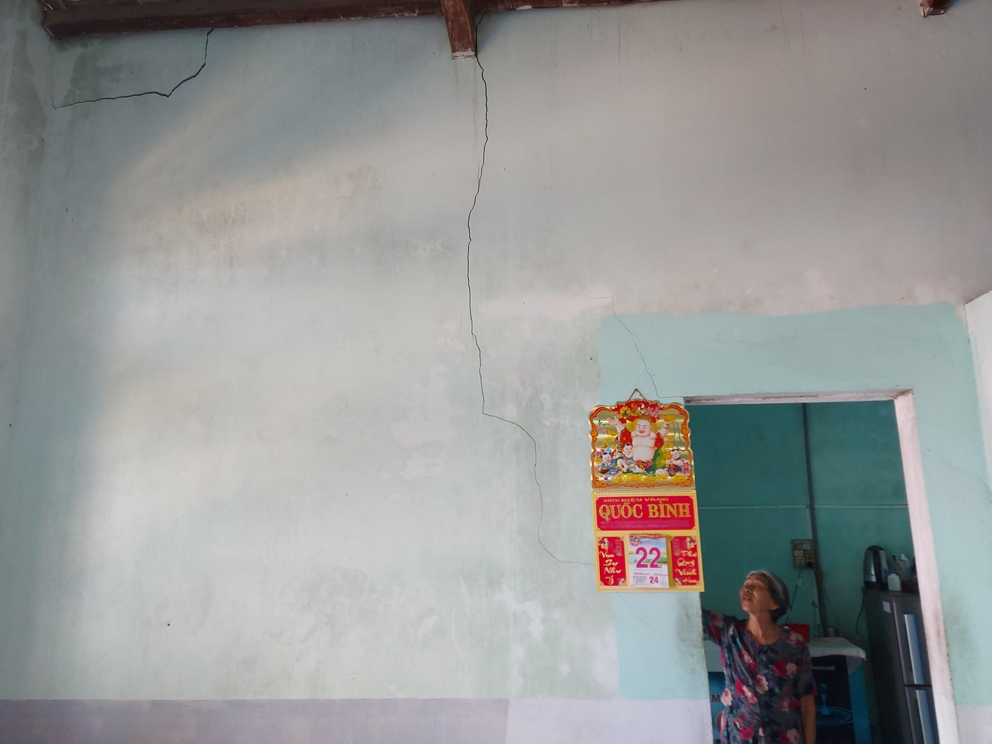 “Quá trình thi công công trình, khi họ đóng cọc xuống đất thì nhà tôi rung lắc liên tục. Nhà cửa nứt hết cả. Vết nứt chằng chịt như vậy rồi mưa bão đến không biết ngôi nhà có đảm bảo an toàn để ở nữa không” – bà Hương nói, và chỉ vào các vết nứt tường từ phòng khách, phòng ngủ cho tới nhà bếp.