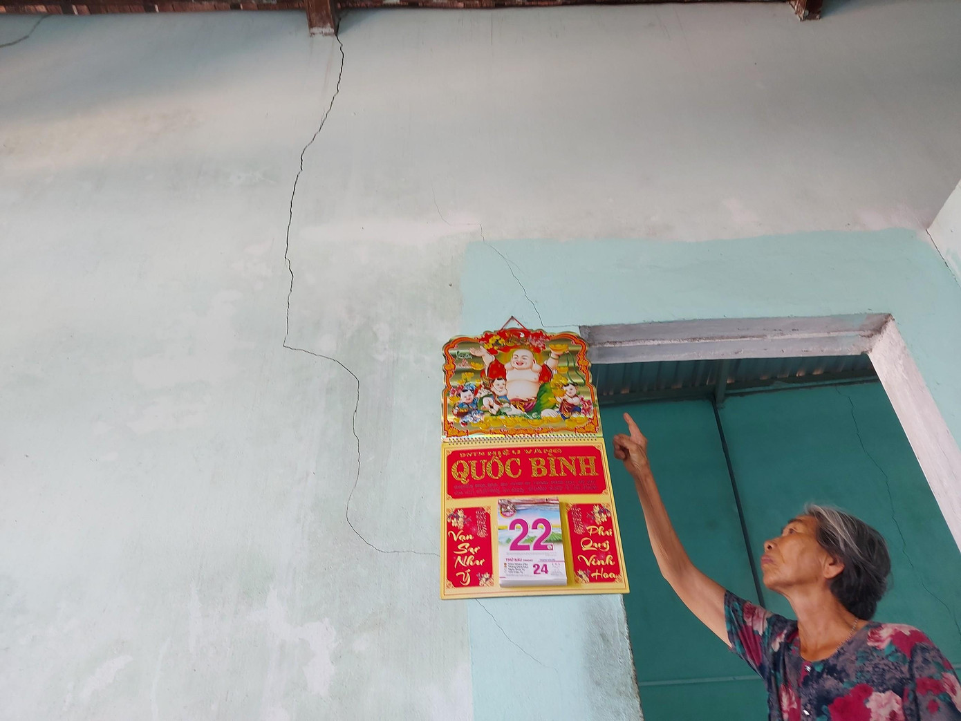 Tương tự, ngôi nhà bà Võ Thị Hương (78 tuổi) xuất hiện nhiều vết nứt. Bà Hương cho hay, ngôi nhà của bà xây cách đây 10 năm. Trước khi dự án thi công, ngôi nhà không hề có vết nứt.