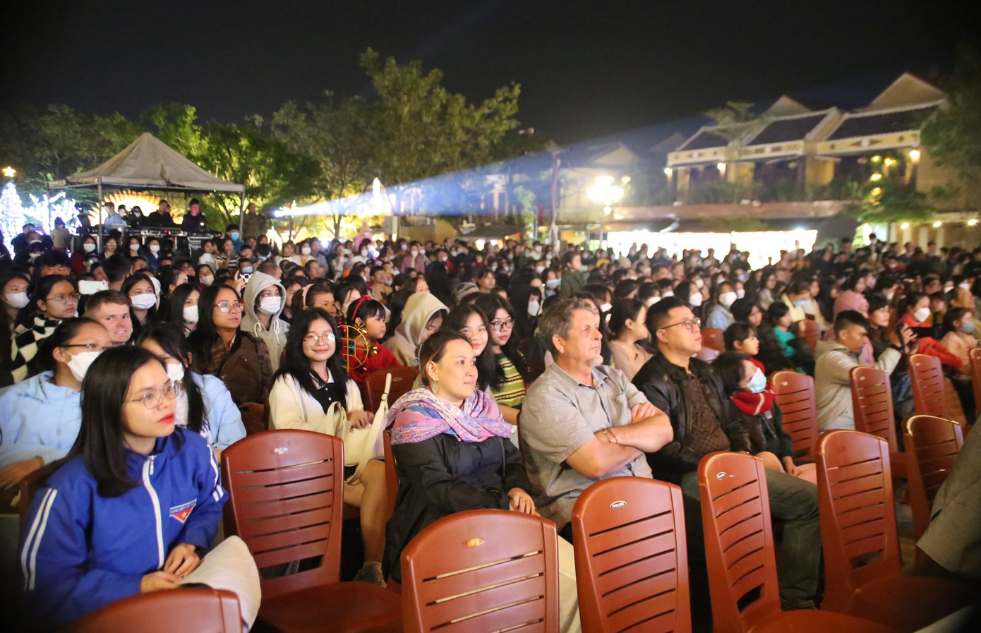 Hào hứng với chương trình nghệ thuật Xuân và Tuổi trẻ. Ảnh Hoài Văn Hào hứng với chương trình nghệ thuật Xuân và Tuổi trẻ. Ảnh Hoài Văn