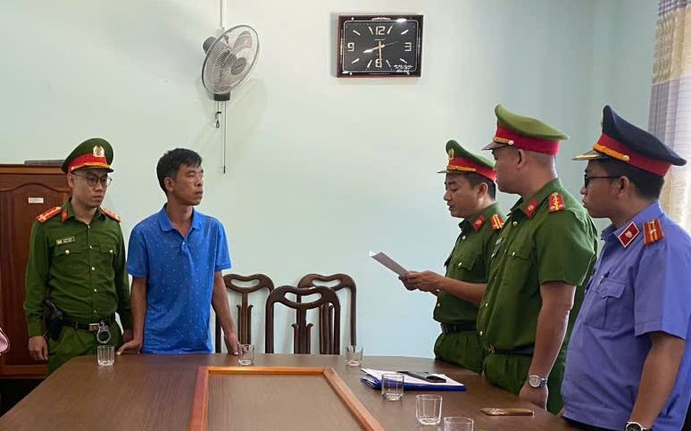 Công an đọc lệnh khởi tố, bắt tạm giam đối với Lương Văn Thuấn. Ảnh X.N