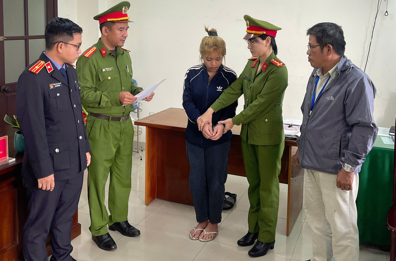 Công an tống đạt lệnh tạm giam đối với Nguyễn Thị Cẩm Ngọc, Trương Thế Khải và Lê Thành Danh. Ảnh CA Công an tống đạt lệnh tạm giam đối với Nguyễn Thị Cẩm Ngọc, Trương Thế Khải và Lê Thành Danh. Ảnh CA