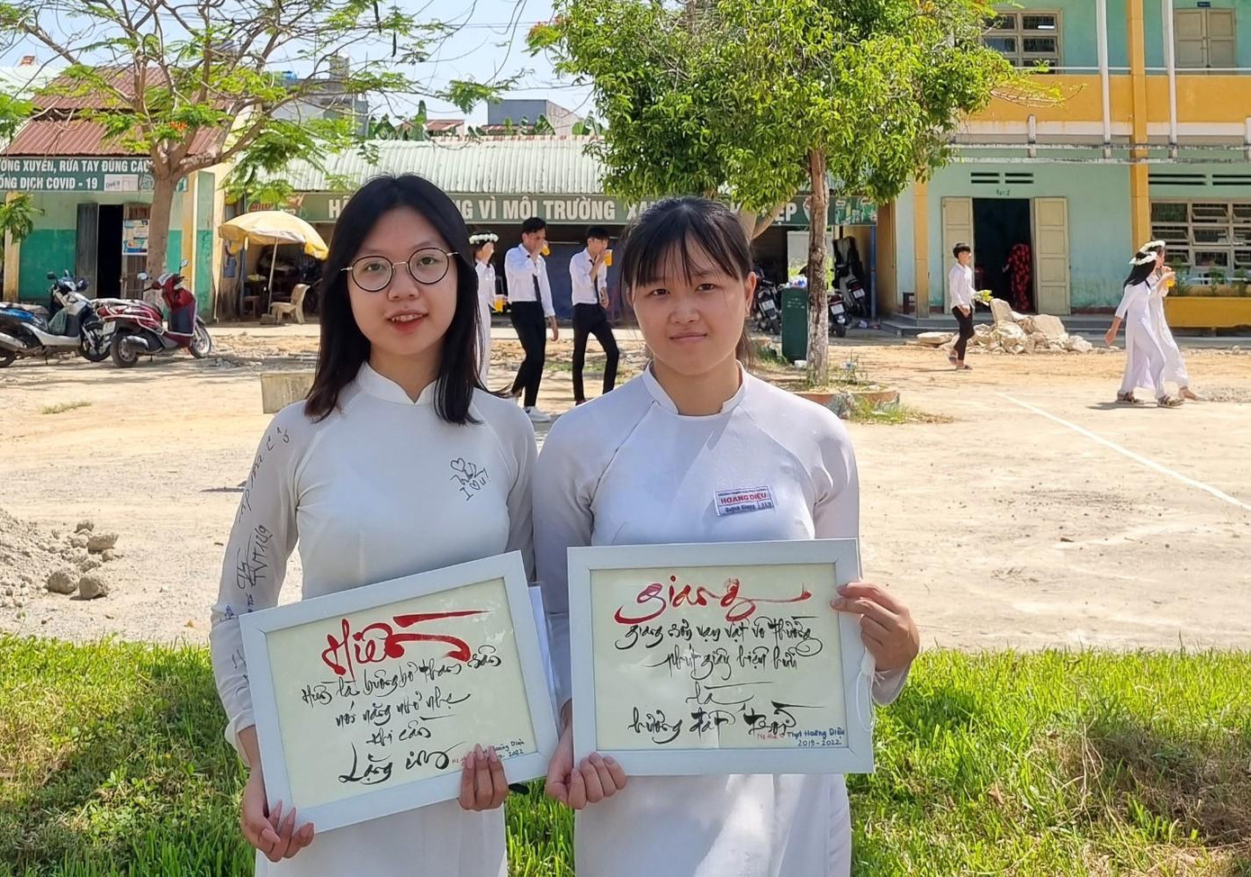 Quỳnh Giang (bìa phải) - Ảnh NVCC Quỳnh Giang (bìa phải) - Ảnh NVCC