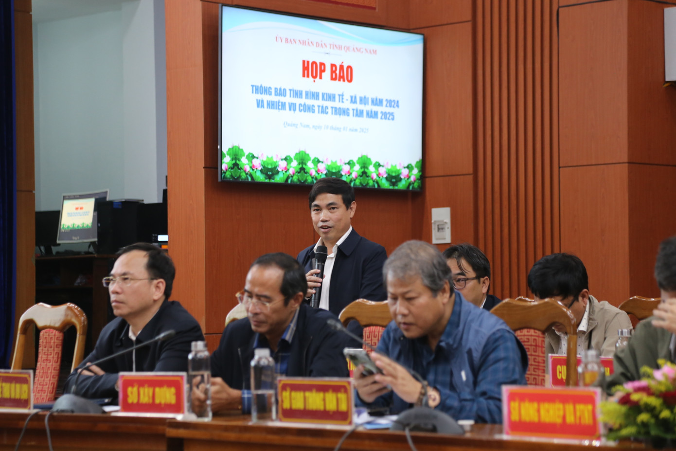 Đại diện các sở, ngành đơn vị trả lời các vấn đề PV nêu.