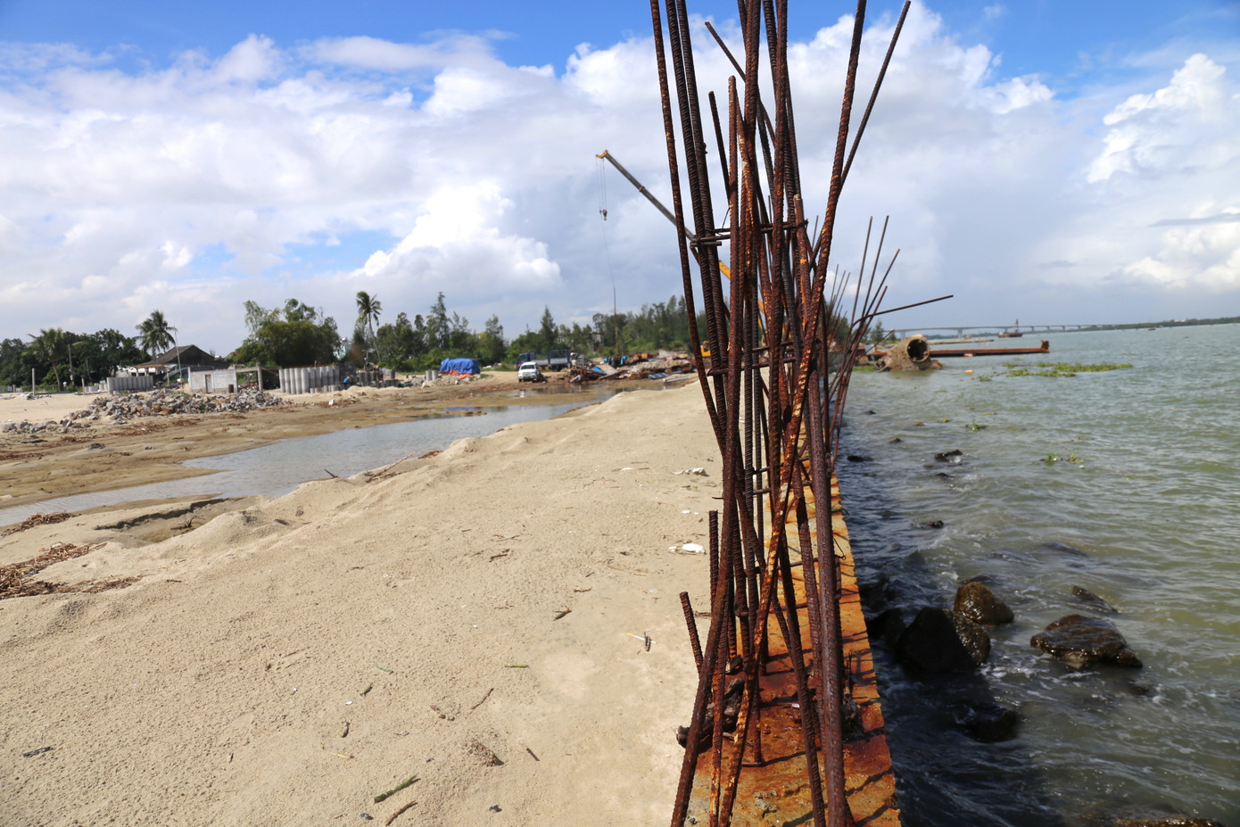 Mỗi năm người dân lại cùng nhau xúc cát, đắp kè, nhồi cọc tre để chắn sóng. Mới đây một người dân đã đứng ra kêu gọi làm kè kiên cố chắn sóng và bảo vệ tài sản. Mỗi năm người dân lại cùng nhau xúc cát, đắp kè, nhồi cọc tre để chắn sóng. Mới đây một người dân đã đứng ra kêu gọi làm kè kiên cố chắn sóng và bảo vệ tài sản.