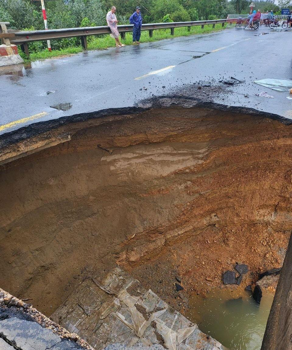 Hố tử thần xuất hiện trên Quốc lộ 14B, đoạn qua xã Đại Hồng, huyện Đại Lộc, Quảng Nam.