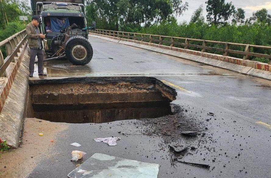 Hố tử thần xuất hiện trên cầu Suối Mơ, Quốc lộ 14B đoạn qua xã Đại Hồng, Đại Lộc, Quảng Nam. Hố tử thần xuất hiện trên cầu Suối Mơ, Quốc lộ 14B đoạn qua xã Đại Hồng, Đại Lộc, Quảng Nam.