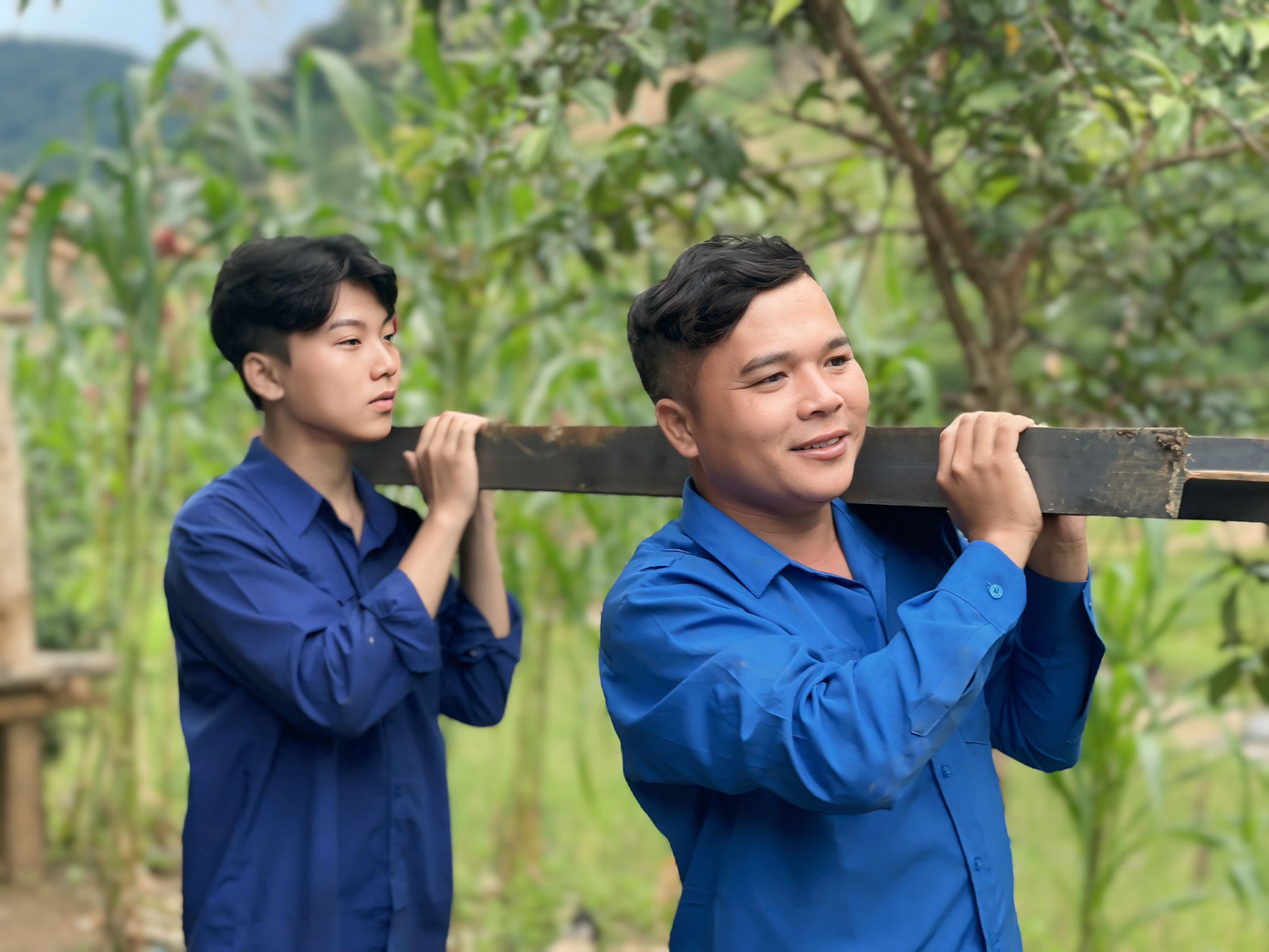 Mỗi người kề vai khiêng, cõng vật liệu vào điểm xây cầu. Các lực lượng tại chỗ và người dân cũng đã có mặt, xắn tay hỗ trợ.