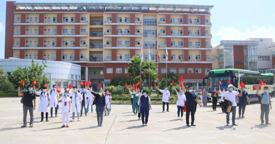 Các y, bác sĩ lên đường với quyết tâm cao hoàn thành nhiệm vụ.