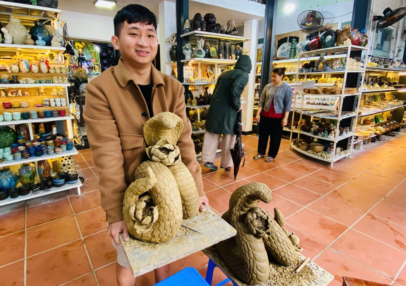 Linh vật rắn bằng gốm do các thợ trẻ giỏi nghề ở làng gốm nổi tiếng Thanh Hà tạo tác. Linh vật rắn bằng gốm do các thợ trẻ giỏi nghề ở làng gốm nổi tiếng Thanh Hà tạo tác.