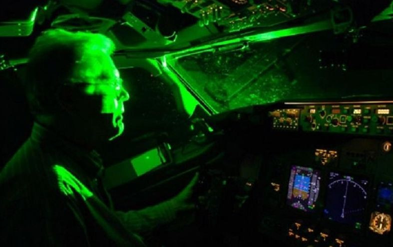 Hành vi chiếu đèn laser tiềm ẩn nguy cơ mất an toàn cho hoạt động bay. Ảnh minh họa. Hành vi chiếu đèn laser tiềm ẩn nguy cơ mất an toàn cho hoạt động bay. Ảnh minh họa.