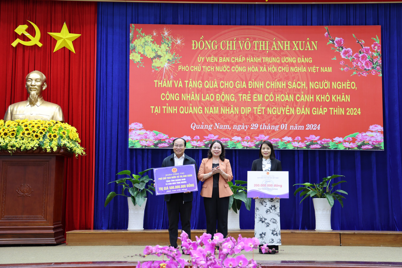 Phó Chủ tịch nước trao biểu trưng hỗ trợ nhà tình nghĩa và trẻ em khó khăn.