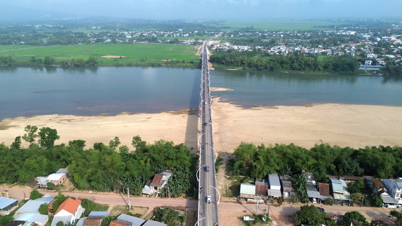 Cầu Sông Thu bắc qua sông Thu Bồn. Ảnh: Hoài Văn Cầu Sông Thu bắc qua sông Thu Bồn. Ảnh: Hoài Văn