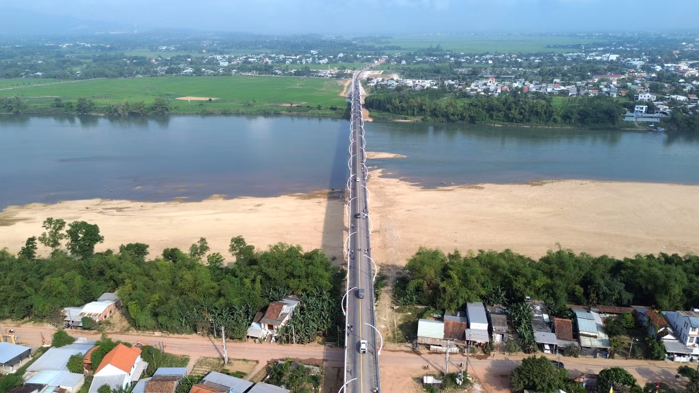 Cầu Sông Thu bắc qua sông Thu Bồn. Ảnh: Hoài Văn