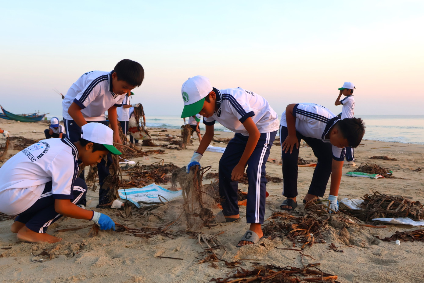 Hành động làm sạch bãi biển của các em khiến nhiều người yêu mến, nể phục.