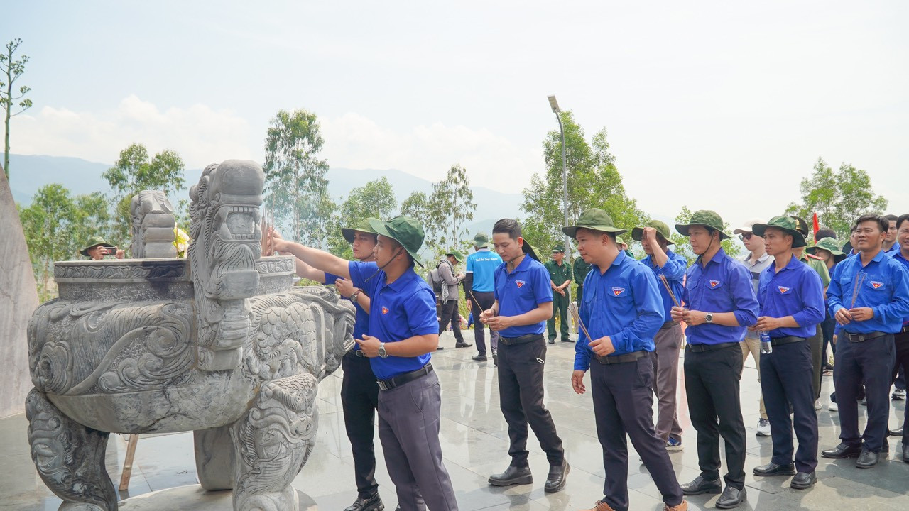 Lễ xuất quân hành trình “Lịch sử và khát vọng tuổi trẻ”, đoàn dâng hương, dâng hoa tại Tượng đài Mẹ Việt Nam anh hùng. Ảnh: Thu Vui Lễ xuất quân hành trình “Lịch sử và khát vọng tuổi trẻ”, đoàn dâng hương, dâng hoa tại Tượng đài Mẹ Việt Nam anh hùng. Ảnh: Thu Vui