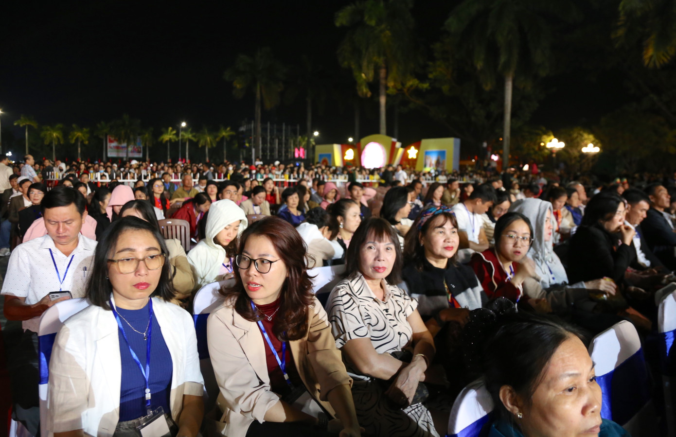 Đông đảo người dân tham gia lễ kỷ niệm.