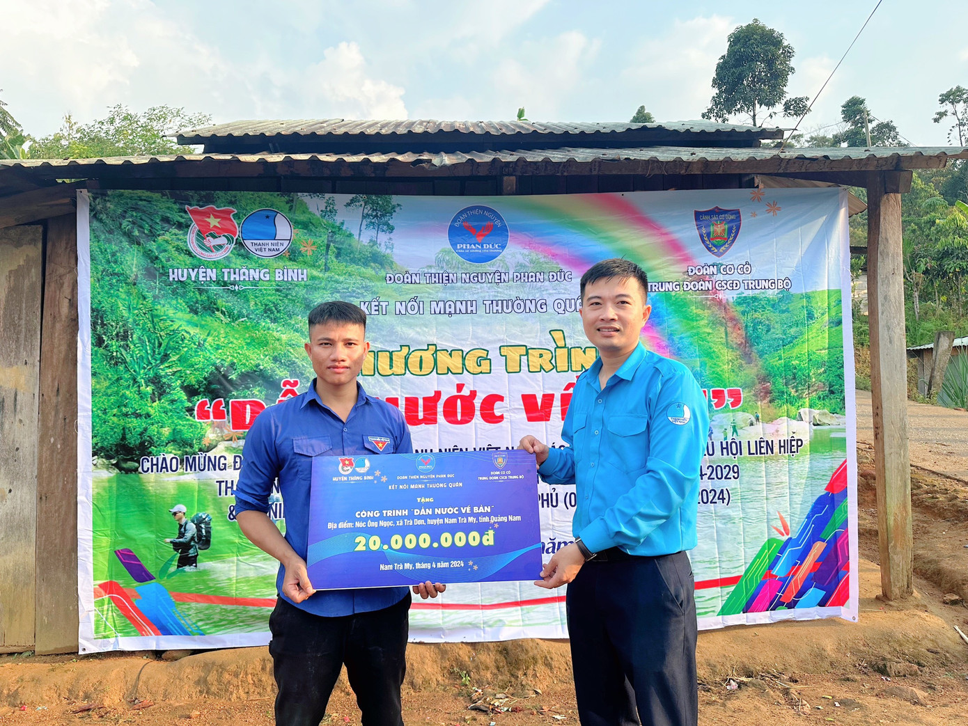 Tuổi trẻ cùng góp sức tình nguyện. Tuổi trẻ cùng góp sức tình nguyện.