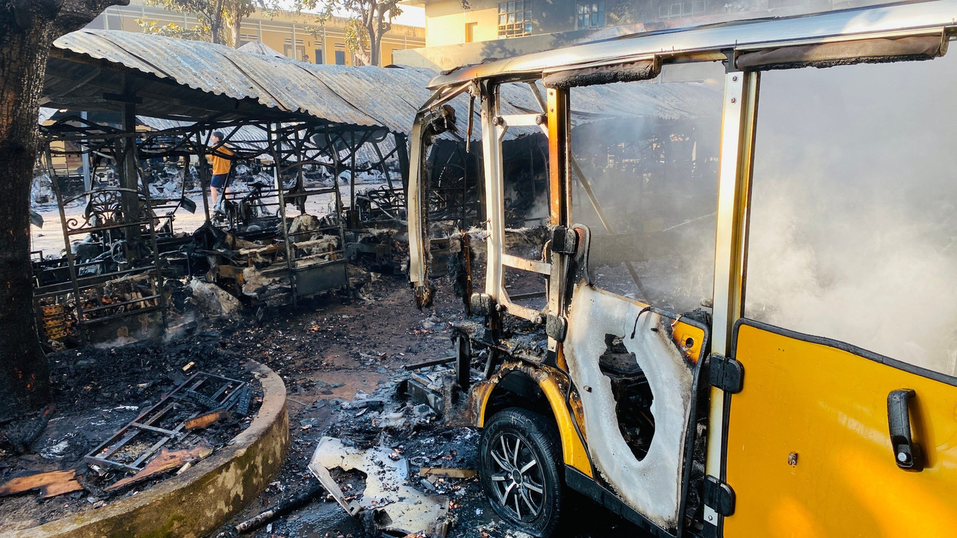 Theo lãnh đạo phường Tân An, đây là những xe điện du lịch của doanh nghiệp tư nhân thuê mặt bằng trong trường để làm bãi đỗ xe. Theo lãnh đạo phường Tân An, đây là những xe điện du lịch của doanh nghiệp tư nhân thuê mặt bằng trong trường để làm bãi đỗ xe.