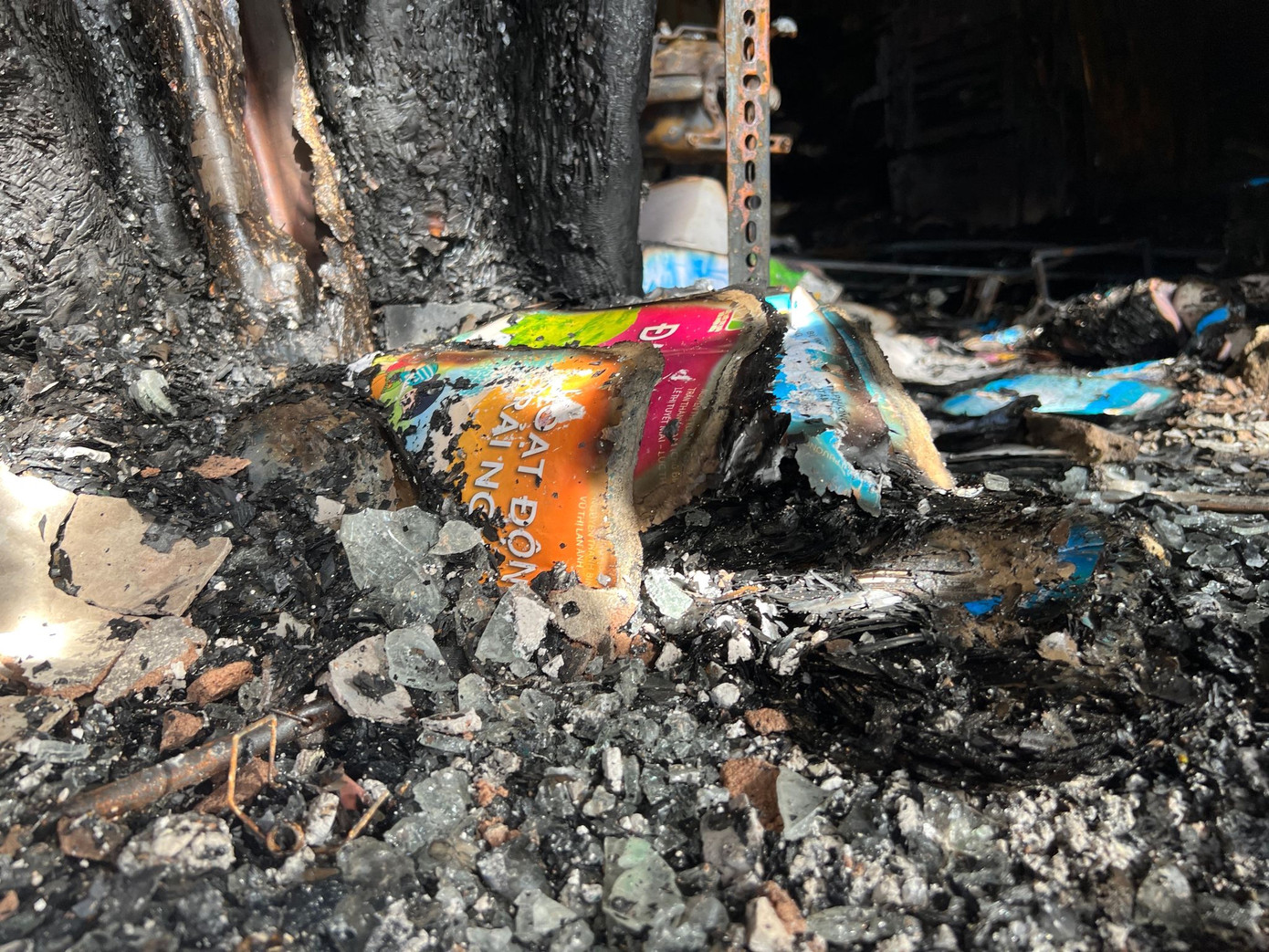 Ngôi nhà cũng là hiệu sách, văn phòng phẩm nên lửa bùng phát rất lớn. Ngôi nhà cũng là hiệu sách, văn phòng phẩm nên lửa bùng phát rất lớn.