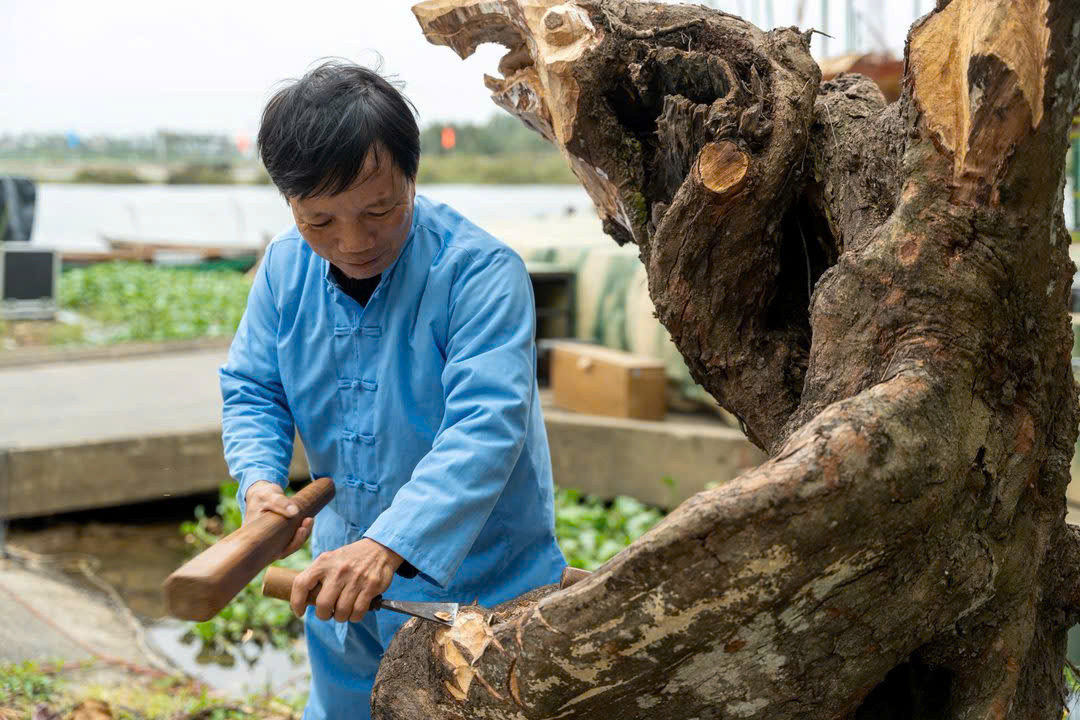 Nghệ nhân làng mộc Kim Bồng trình nghề điêu khắc mộc.