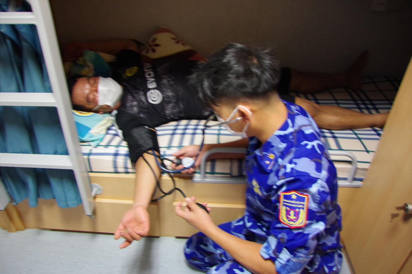 Ngư dân được chăm sóc sức khoẻ khi đưa lên tàu.