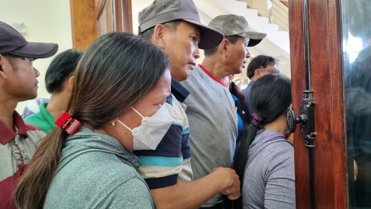 Những cái ôm thật chặt khi đón các ngư dân trở về.