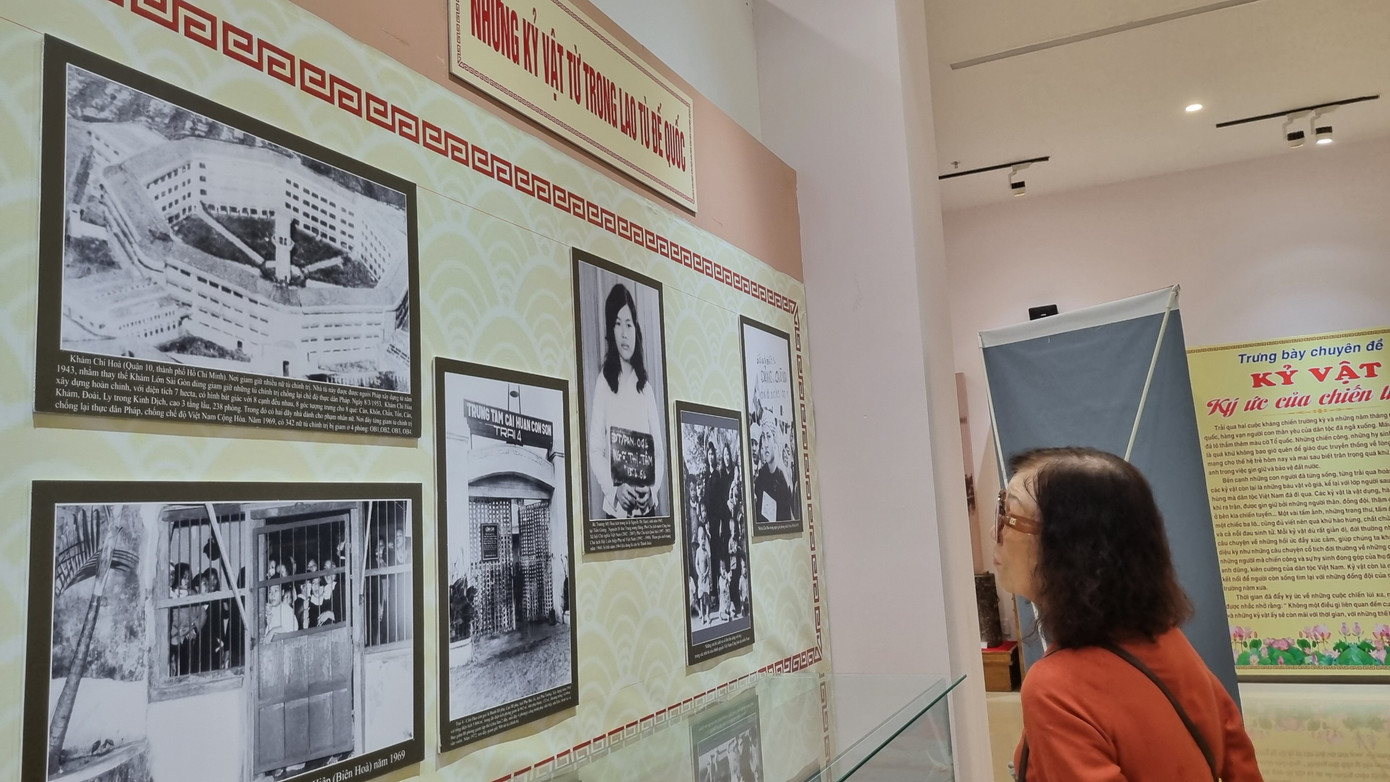 Trưng bày chuyên đề Kỷ vật - Ký ức của chiến tranh thu hút sự quan tâm của bạn trẻ, du khách. Trưng bày chuyên đề Kỷ vật - Ký ức của chiến tranh thu hút sự quan tâm của bạn trẻ, du khách.