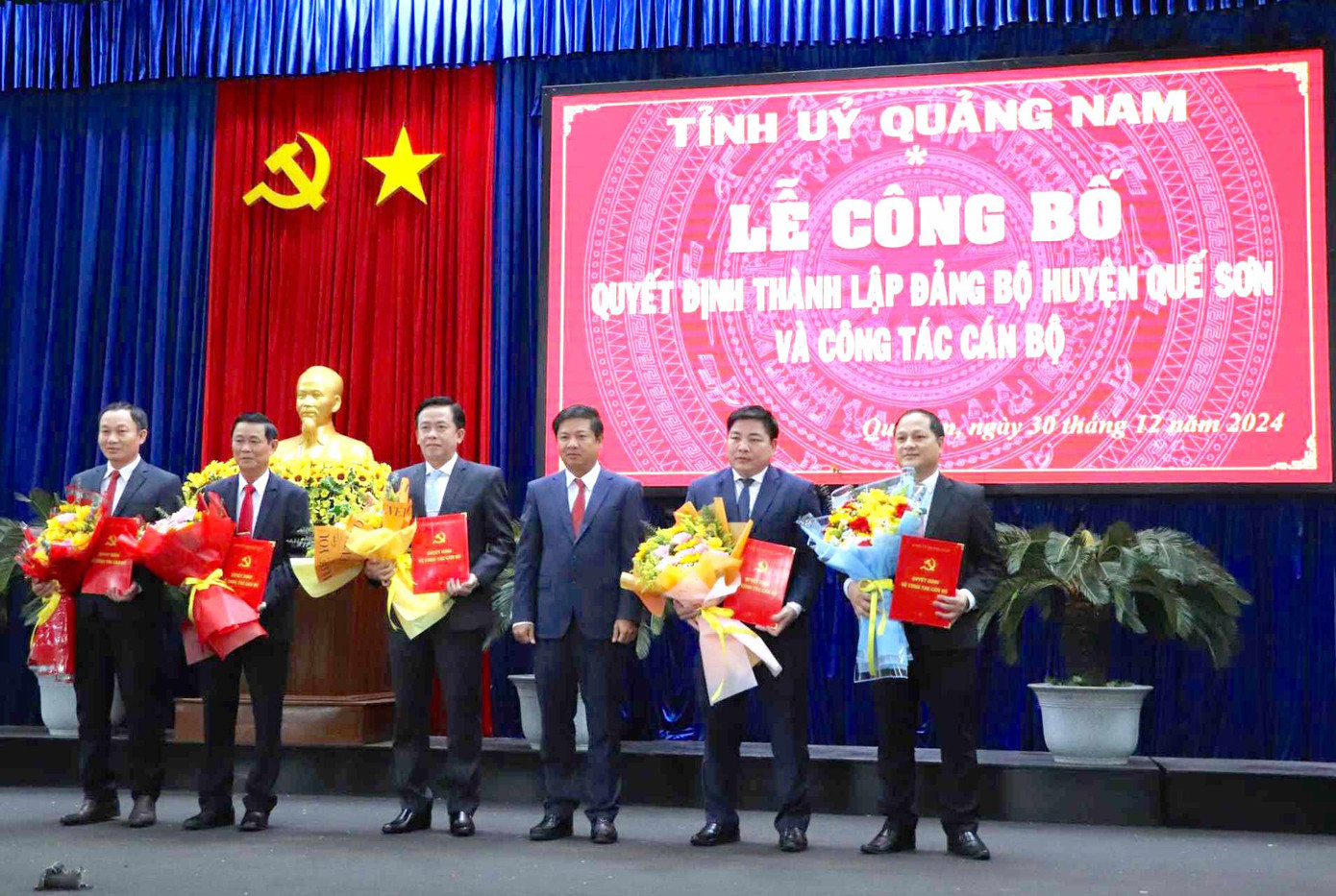 Trao các quyết định của Ban chấp hành Đảng bộ, Ban Thường vụ Tỉnh ủy Quảng Nam. Trao các quyết định của Ban chấp hành Đảng bộ, Ban Thường vụ Tỉnh ủy Quảng Nam.