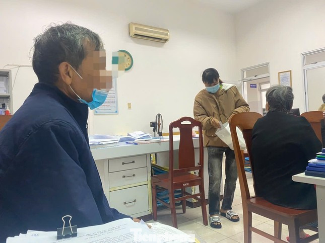 Người dân Quảng Nam lặn lội ra Đà Nẵng xin sửa tên bệnh cho khớp với Nghị quyết. Ảnh: Thanh Hiền