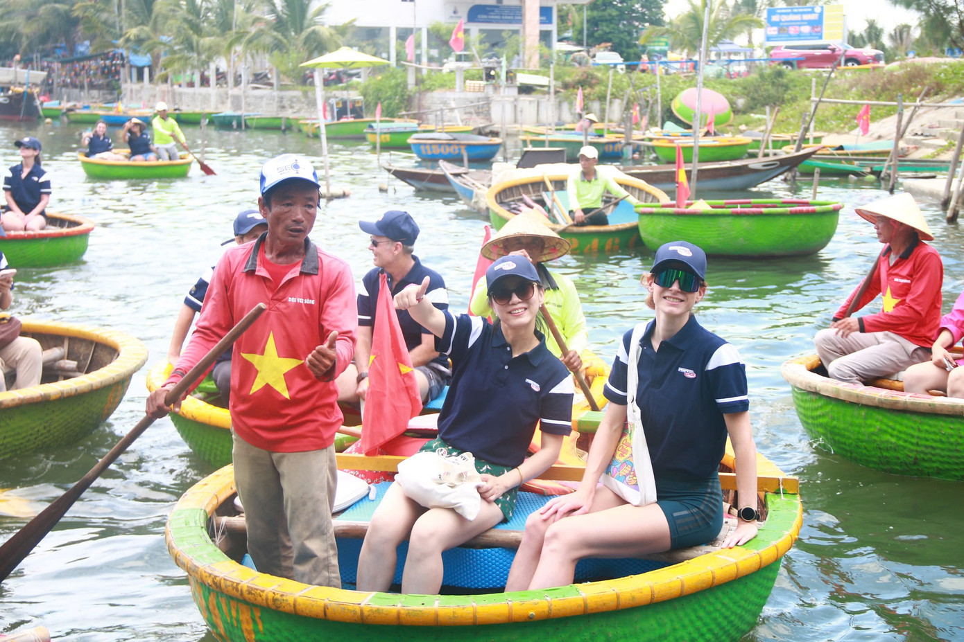 Tại khu vực rừng dừa có khoảng 15 công ty hoạt động dịch vụ này, tổng số khoảng 3.000 - 4.000 thúng. Một chủ cơ sở kinh doanh thuyền thúng cho hay, những ngày này 100 thúng chai phục vụ du khách của cơ sở sử dụng hết công suất, phục vụ khoảng 700 du khách mỗi ngày.