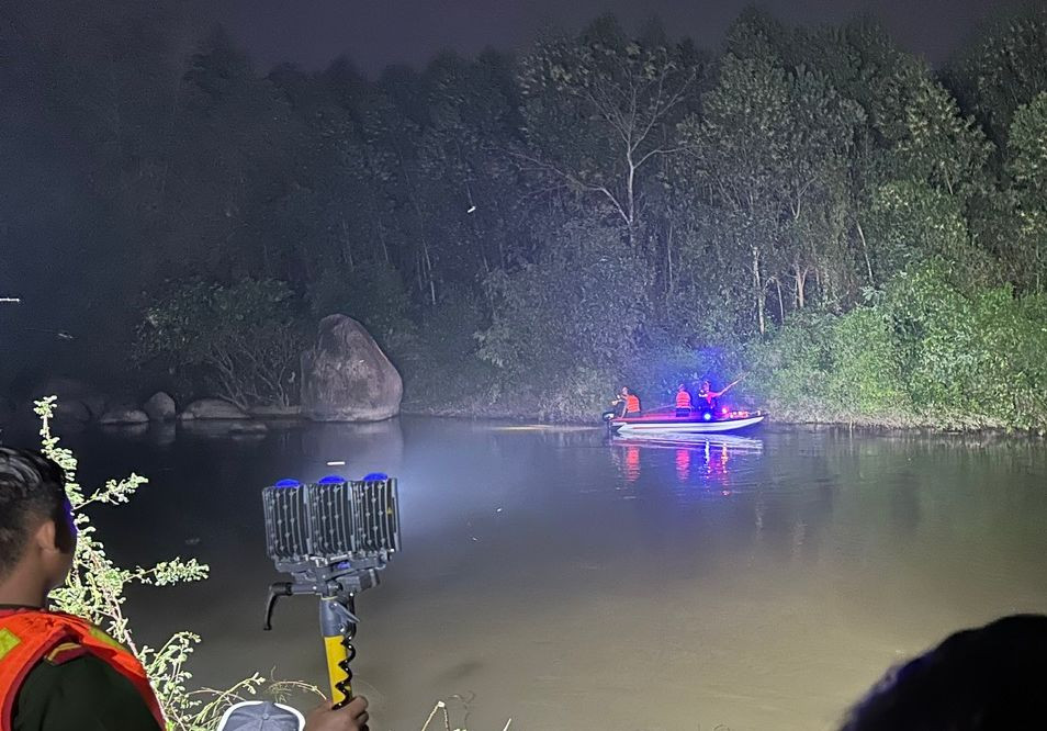 Lực lượng chức năng xuyên đêm nỗ lực tìm kiếm nạn nhân. Ảnh CTV