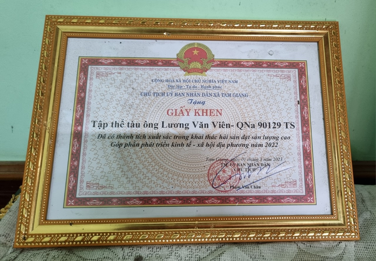 Tấm bằng khen của tập thể tàu ông Lương Văn Viên treo tại nhà. Tấm bằng khen của tập thể tàu ông Lương Văn Viên treo tại nhà.