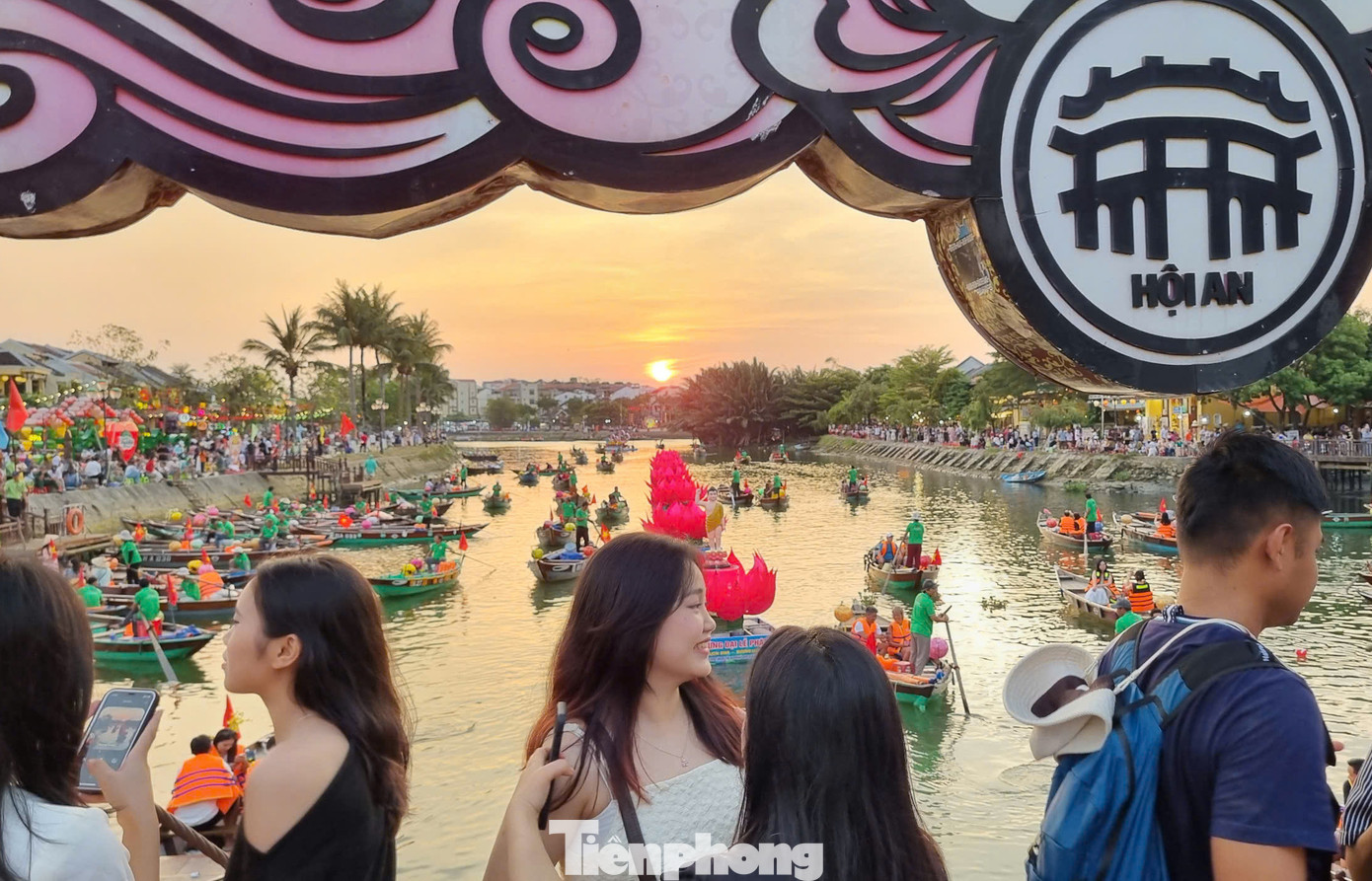 Bạn trẻ xếp hàng trên cầu An Hội chụp hình cùng hoàng hôn. Ảnh: Hoài Văn.