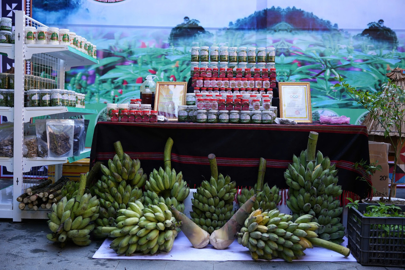 Các sản phẩm từ ớt và sản vật vùng cao trưng bày tại lễ hội.