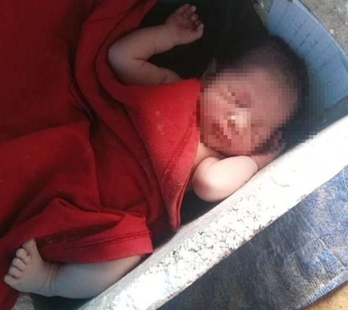 Bé gái sơ sinh bị bỏ rơi trong thùng xốp để bên đường. Ảnh CTV Bé gái sơ sinh bị bỏ rơi trong thùng xốp để bên đường. Ảnh CTV